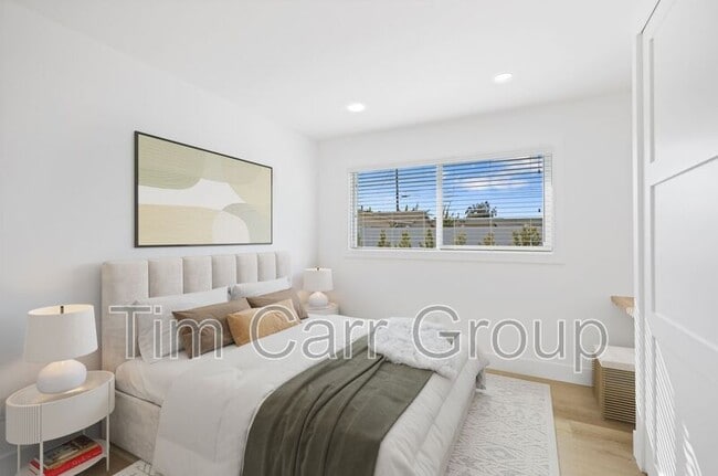 Building Photo - 243 E 20th St