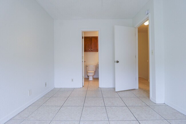 Building Photo - 2433 E 87th St