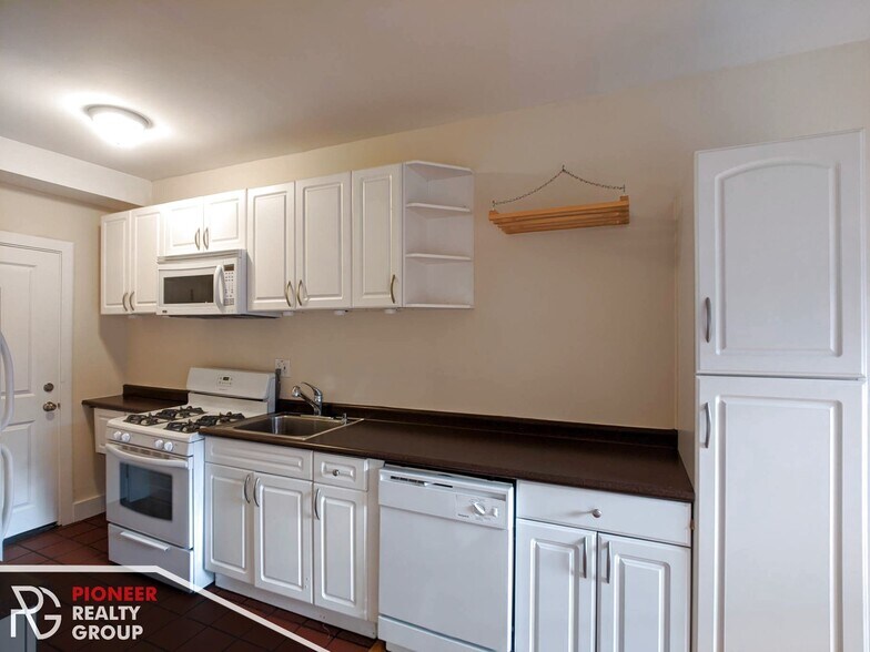 Building Photo - 736 W Addison St