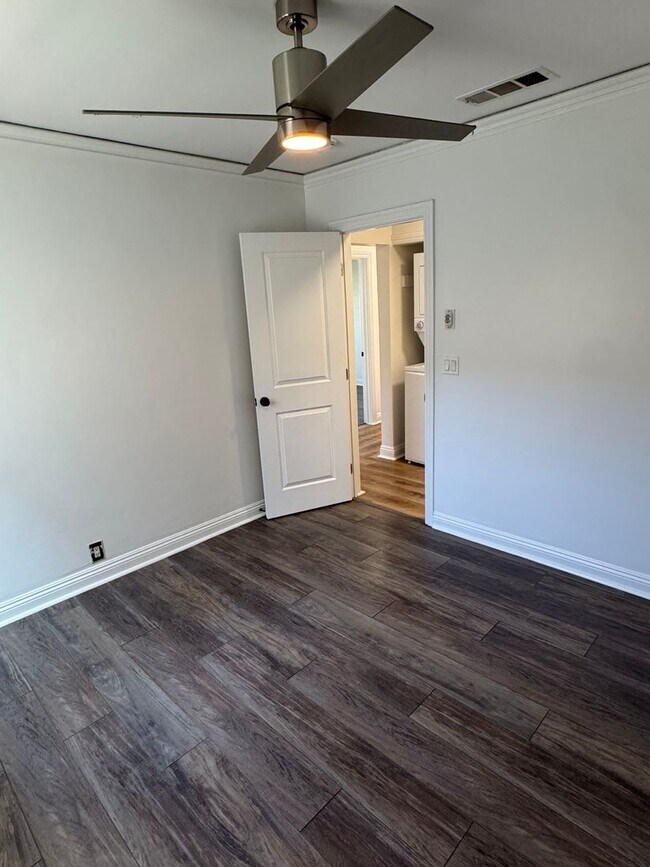 Building Photo - !! MOVE-IN SPECIAL !!  Bright Carson Front House Duplex with Modern Finishes