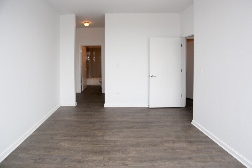 Building Photo - 932 W Dakin St