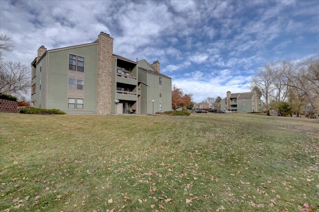 Building Photo - Stunning Top-Floor End Unit with Vaulted Ceilings and Modern Finishes