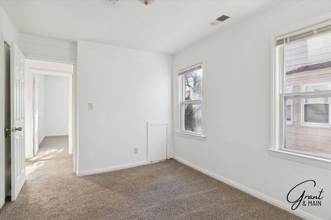 Building Photo - $1,100/month - 2 Bed 1 Bath