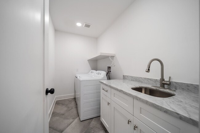 Building Photo - 2501 Briarhurst Dr