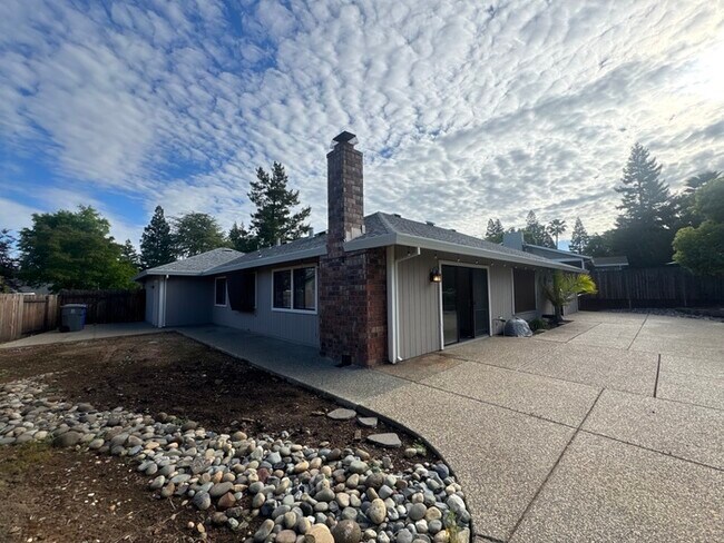 Building Photo - Stunning 3 bedroom 2.5 bathroom home in Folsom with large backyard