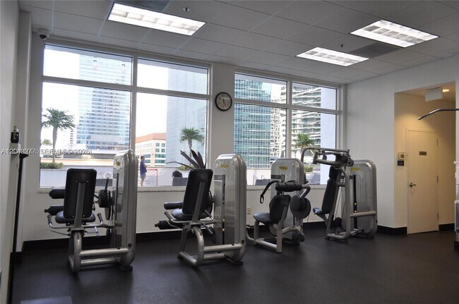 Building Photo - 1200 Brickell Bay Dr