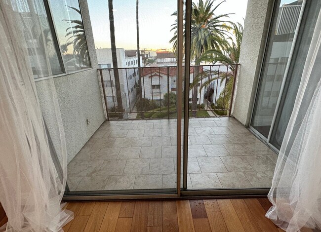 Building Photo - 137 S Palm Dr