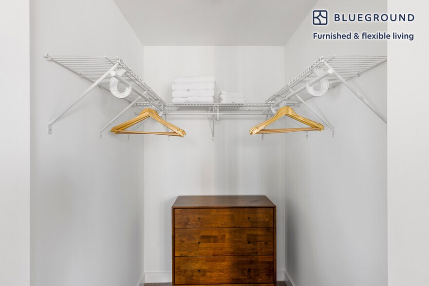 Building Photo - 2625 N Clark St