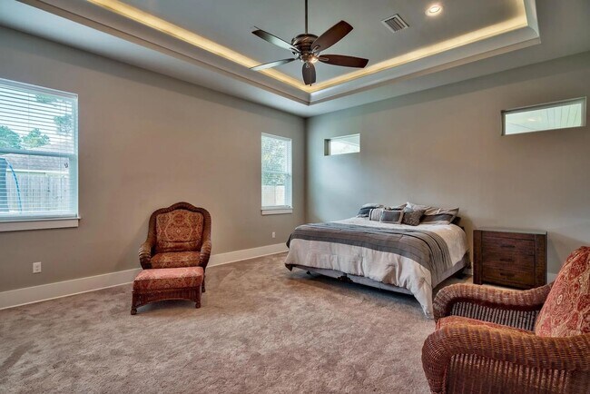 Building Photo - Spacious 4-Bedroom Home for Long-Term Leas...