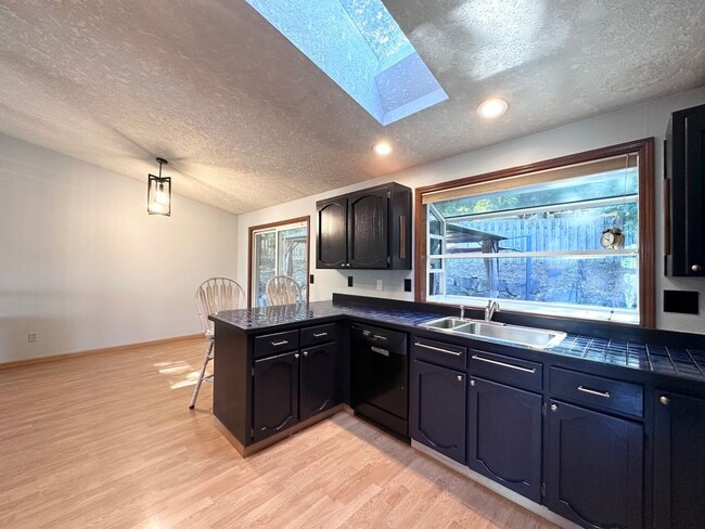 Building Photo - 3 Bed 2.5 Bath 3 Level Home w/ Furnished B...