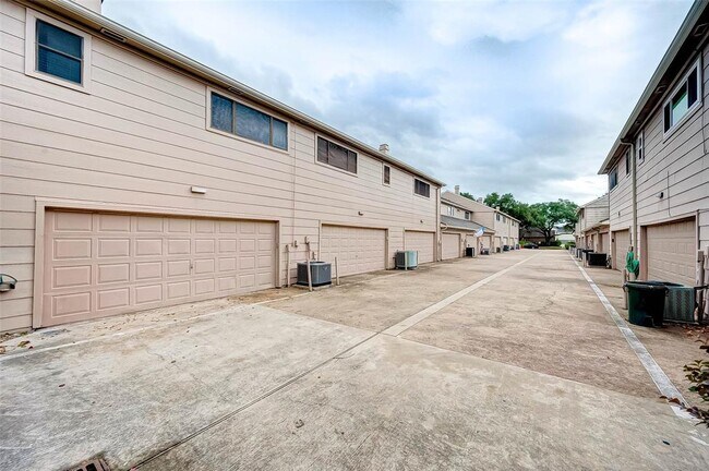 Building Photo - 13922 Hollowgreen Dr