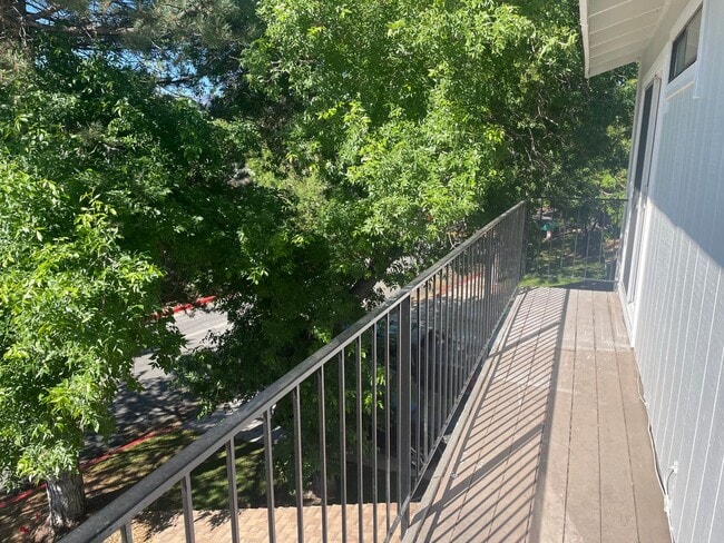 Building Photo - Cute 3 Bedroom Townhome close to UNR