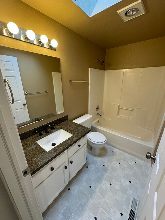 Building Photo - 4Bd/2.5Ba Maple Valley House