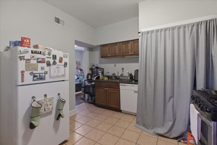 Building Photo - 4002 N Southport Ave