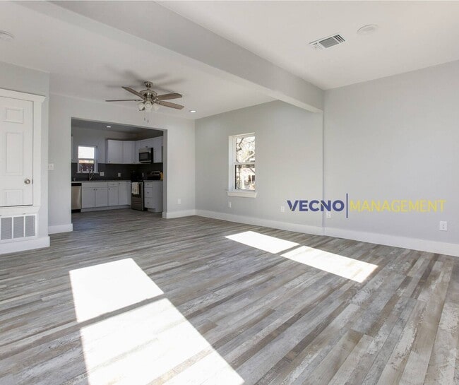 Building Photo - 129 E Torrey St