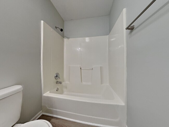 Building Photo - Charming 4-Bed, 2-Bath Home in Kansas City with Garage