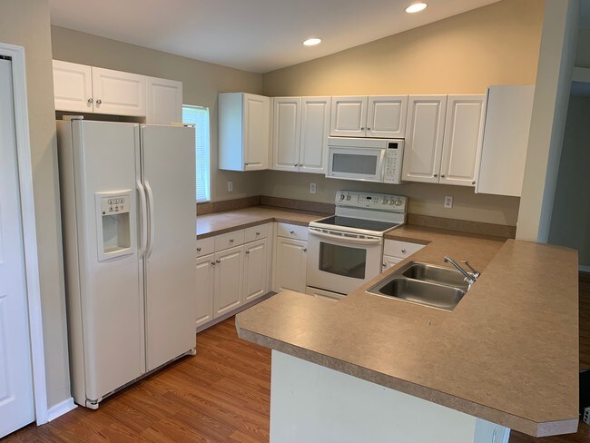 Building Photo - 1233 Damen St E