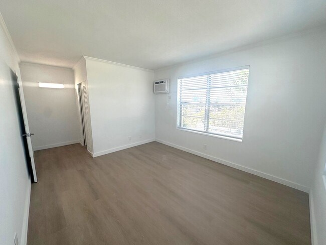 Building Photo - Updated 1 Bedroom 1 Bath Condo - Steps from Fort Lauderdale Beach!