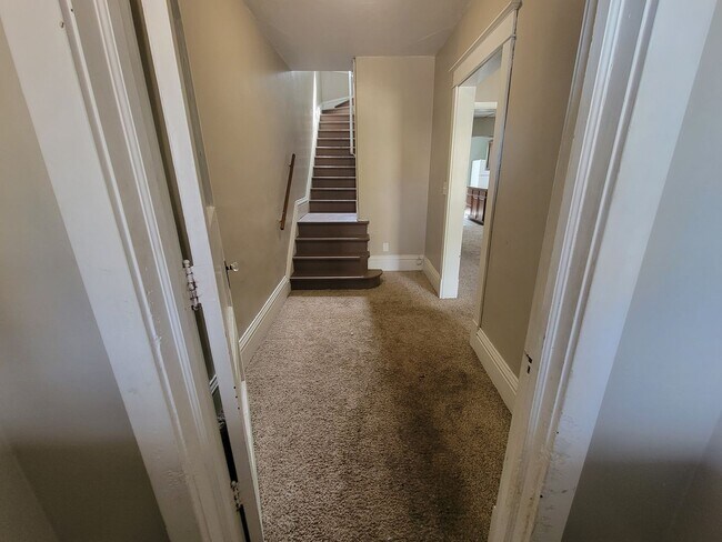 Building Photo - 623-625 N 10th Ave E