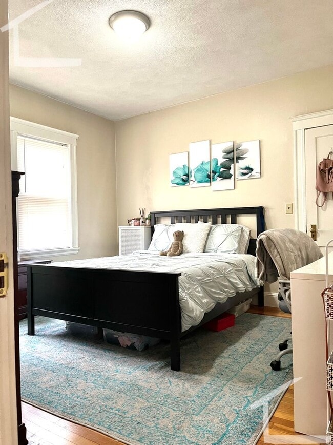 Building Photo - HUGE 3 bed duplex in the heart of Oak Square!