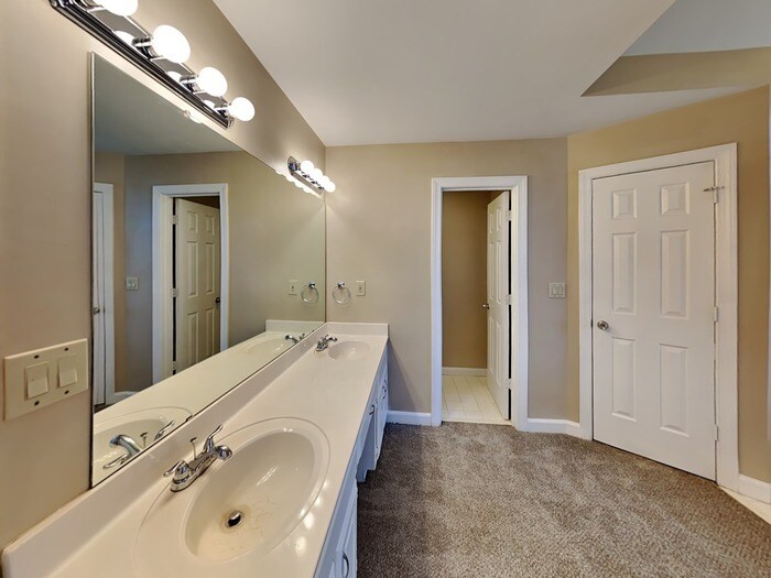 Building Photo - 2255 Evergreen Ln