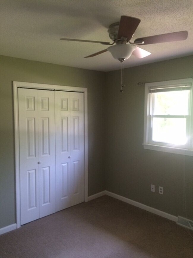Building Photo - 3 Bed 2 Bath Home