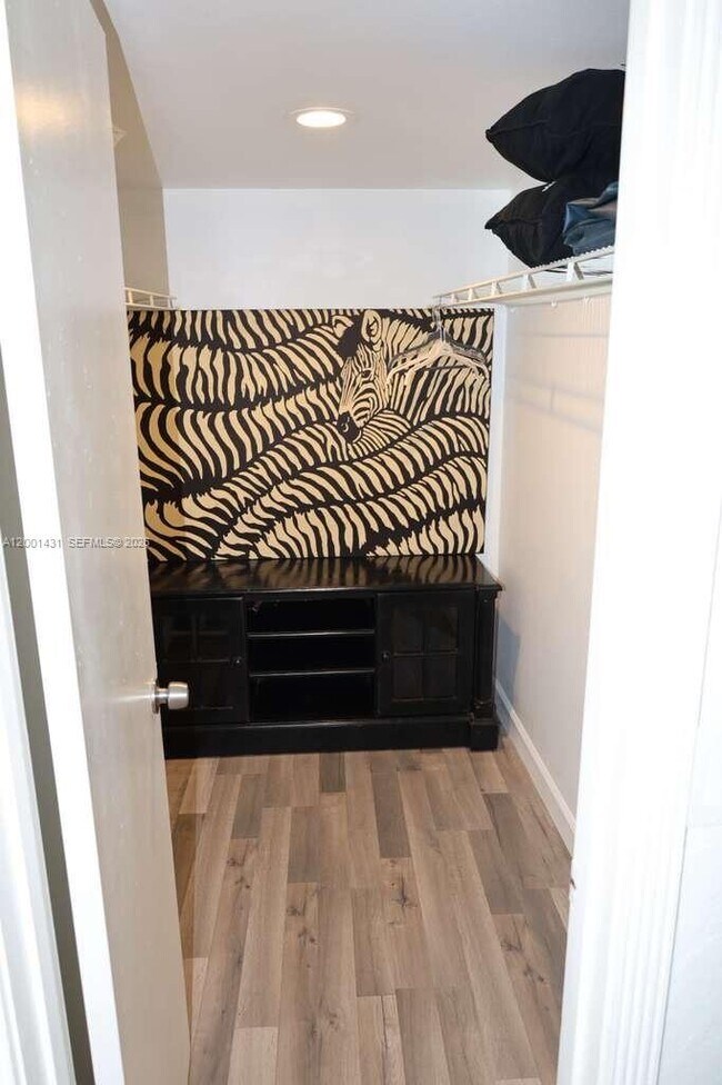 Building Photo - 1569 Shaker Cir