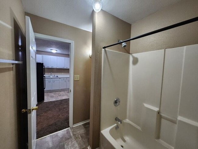 Building Photo - Save Big at Move-In: 50% Off Security Deposit on this 3 bed 1 bath upper unit