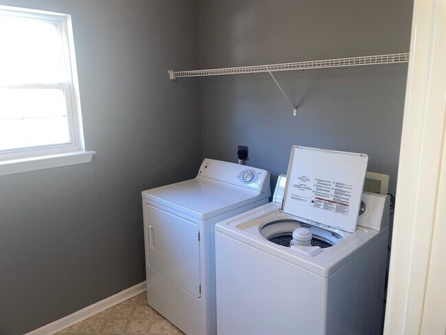 Building Photo - Move In Special On Beautiful 3 Bedroom Home!