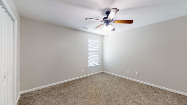 Building Photo - 4004 Ellington Dr