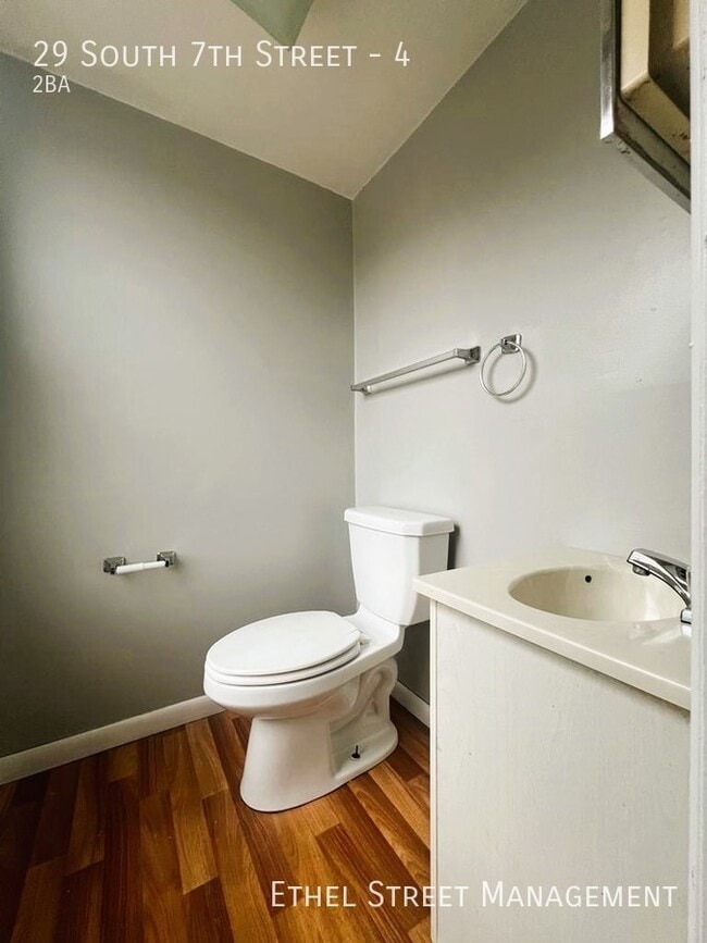 Building Photo - Newly-Updated 2 Bedroom Apartment