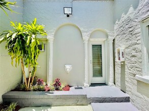 Building Photo - 442 SW 10th Ave