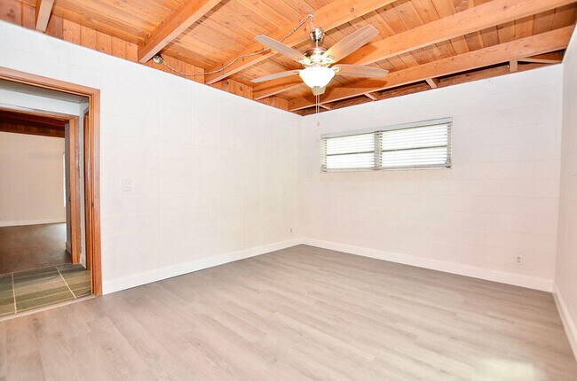 Building Photo - 505 Coconut Ave E