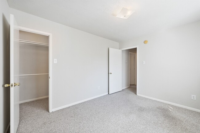 Building Photo - 17103 Canterbury Green Ct