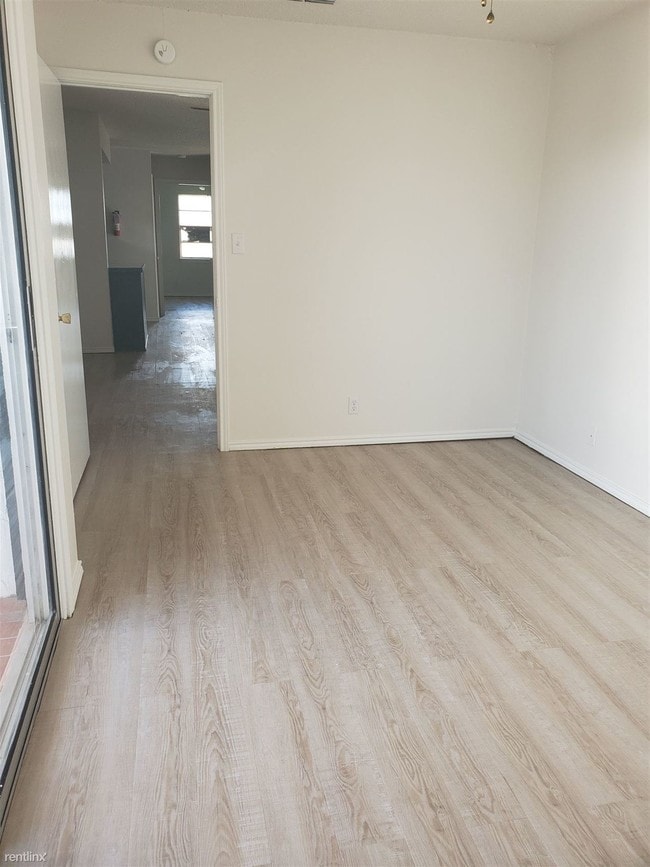 Building Photo - 2 br, 2 bath  - Royal Palms Apartments # 16