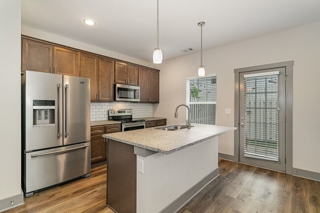 Building Photo - 2 Bed 2.5 bath Bellevue townhome 1,152 SqFt