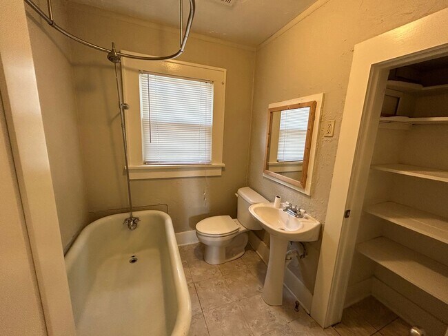 Building Photo - 2512 E 11th Pl