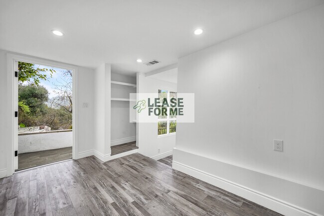 Building Photo - 9848 Portola Dr