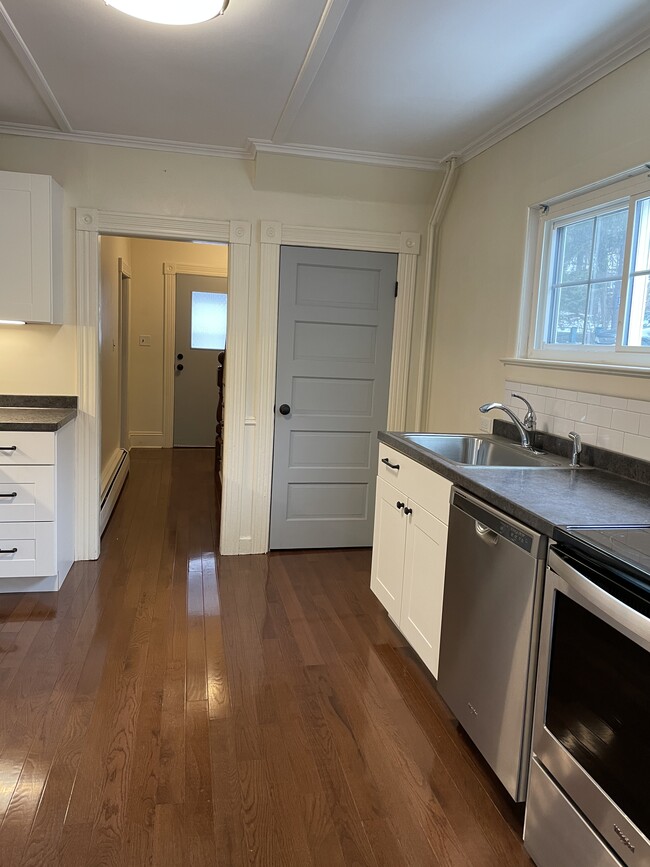 Building Photo - 14 Tyler St