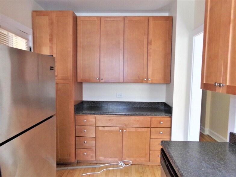 Building Photo - 914 Crain St