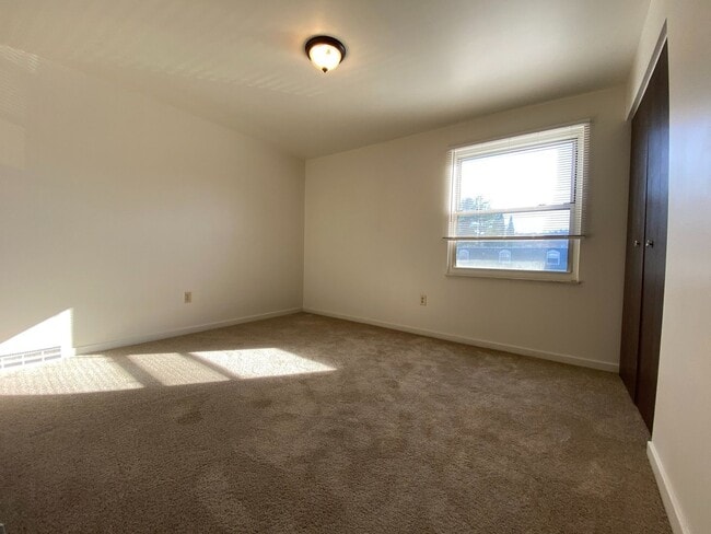 Building Photo - Wonderful 2 Bedroom Townhouse in Zelienopl...