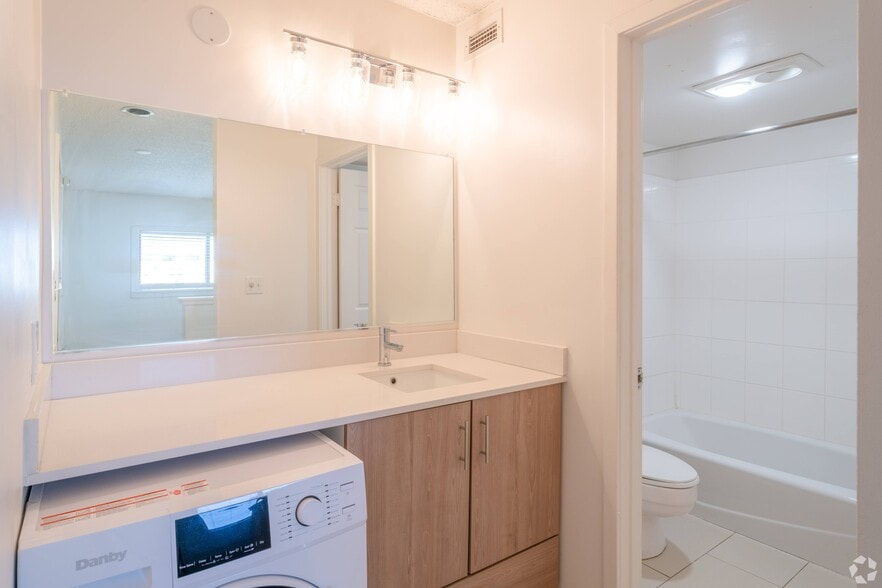 Building Photo - Avia Lofts at Maple Road