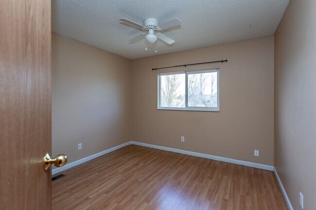 Building Photo - 1130 Pond Side Dr