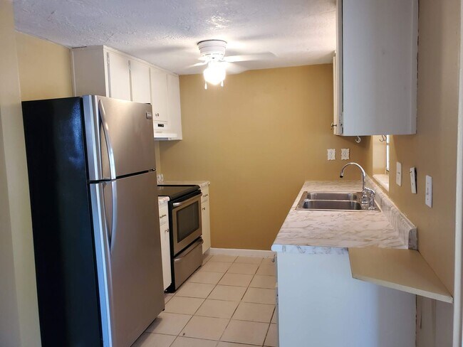 Building Photo - Nice 2/1 Home in Beverly Hills With Great ...