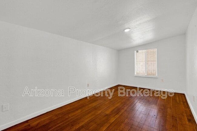 Building Photo - 2335 W Morten Ave
