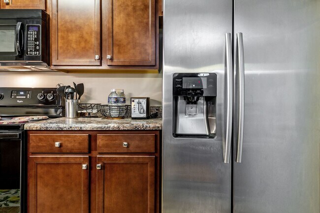 Building Photo - Furnished or Unfurnished Top Floor Condo