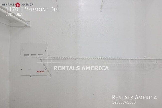Building Photo - Prime Location