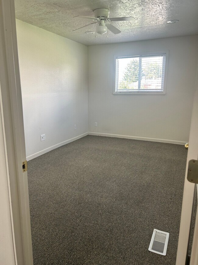 Building Photo - 98 E 1500 S