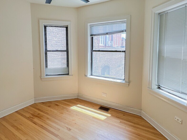 Building Photo - 624 W Roscoe St