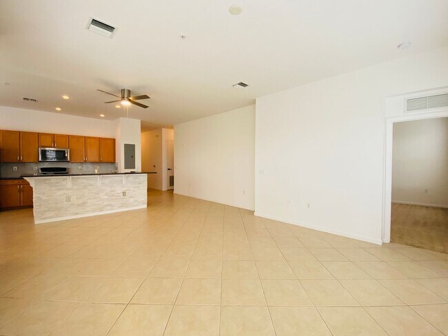 Building Photo - Baldwin Park Beauty! 3 Bed, 2 Bath 3rd Flo...